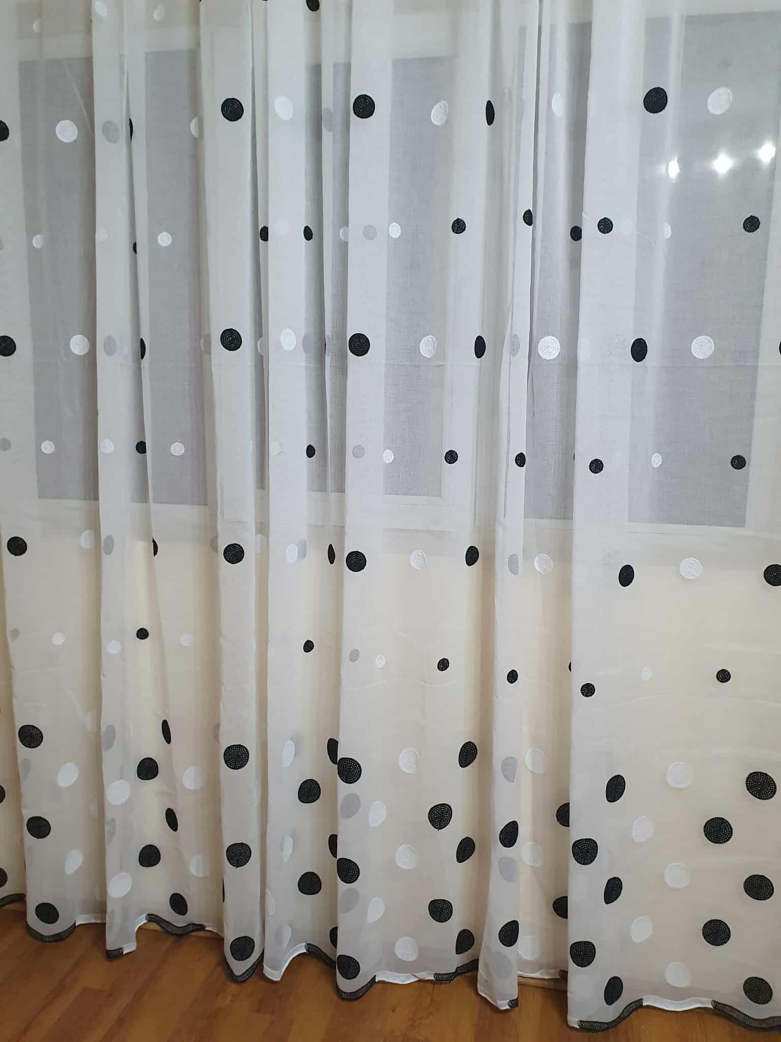 PERDEA DIN INISOR BRODAT