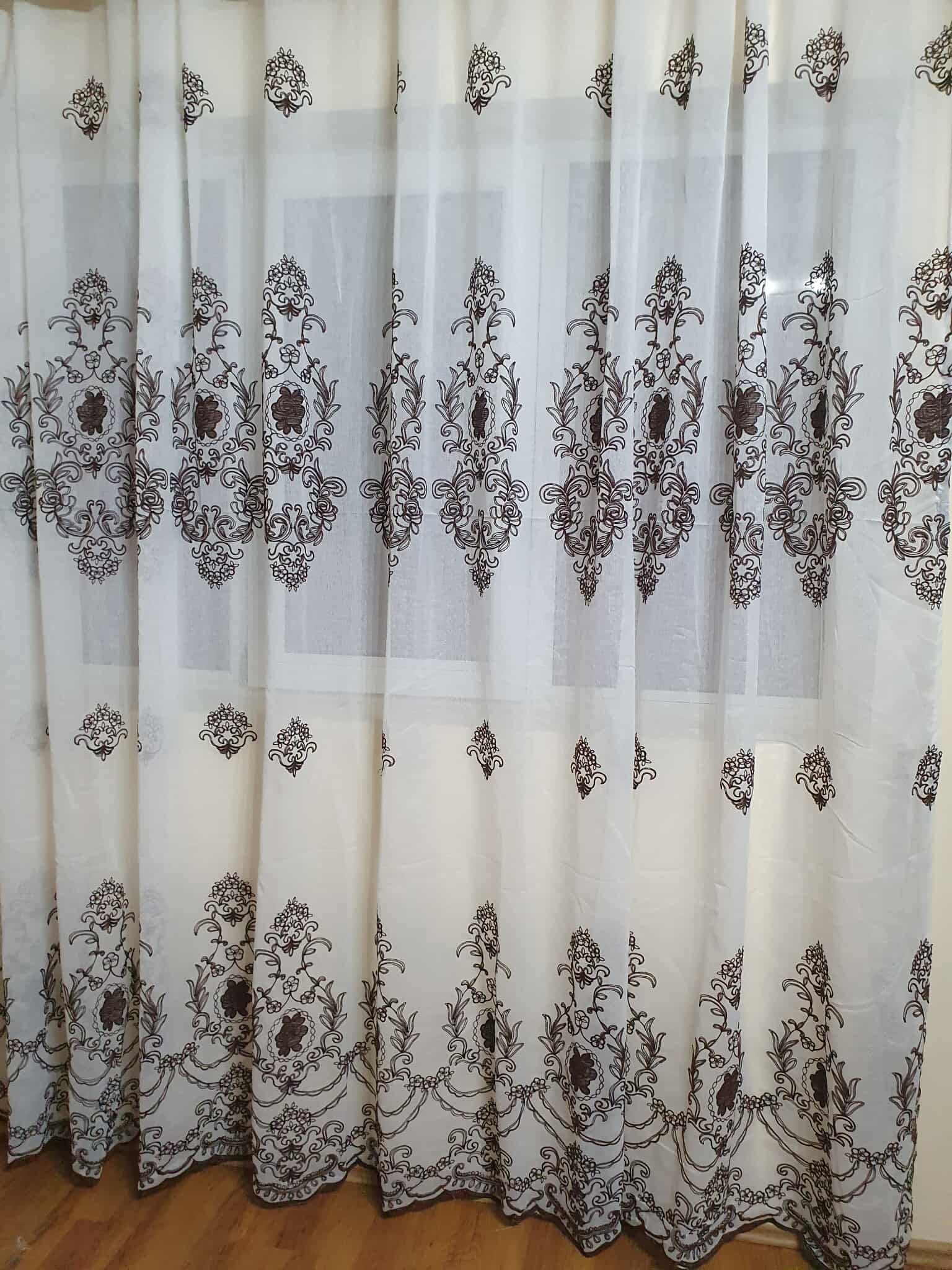 PERDEA DIN INISOR BRODAT