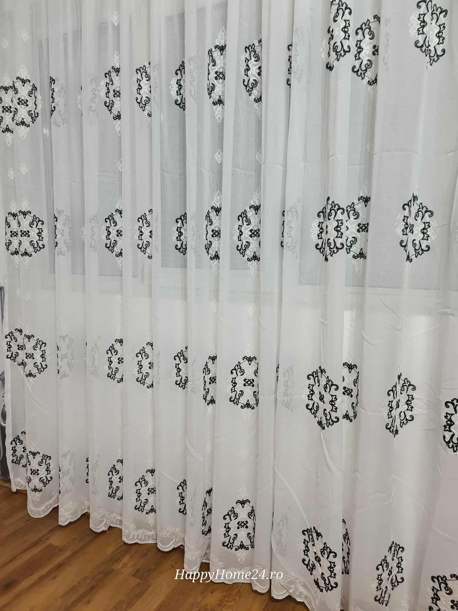 PERDEA DIN INISOR BRODAT