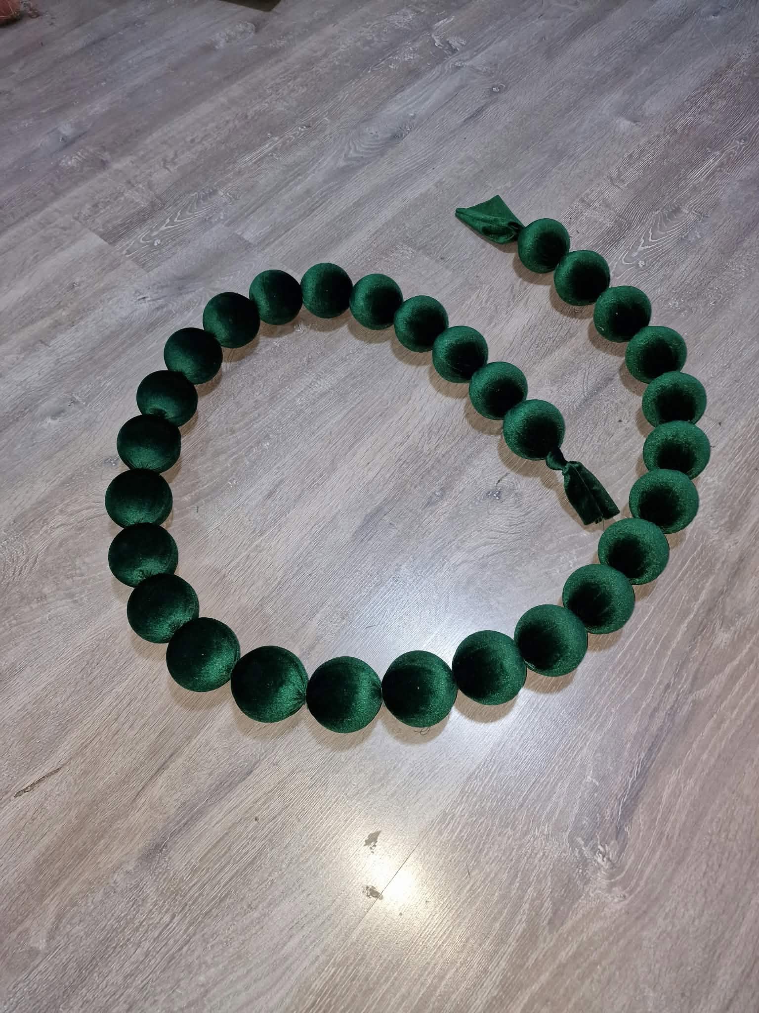 GHIRLANDA DE CRACIUN DIN CATIFEA VERDE DE 250 CM LUNGIME SI 30 DE BILE DE Ø7 cm - imagine 6